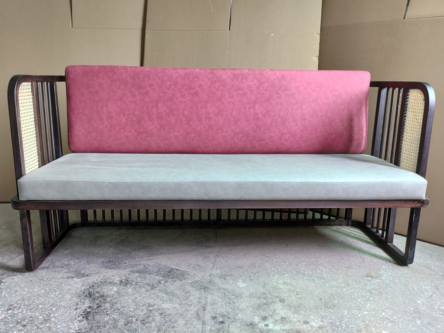 Modern solid wood booth sofa for hot pot restaurant with pink backrest, grey seat cushion, and dark wood frame with rattan side panels