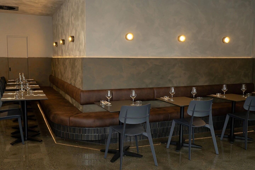  L-shaped restaurant booths